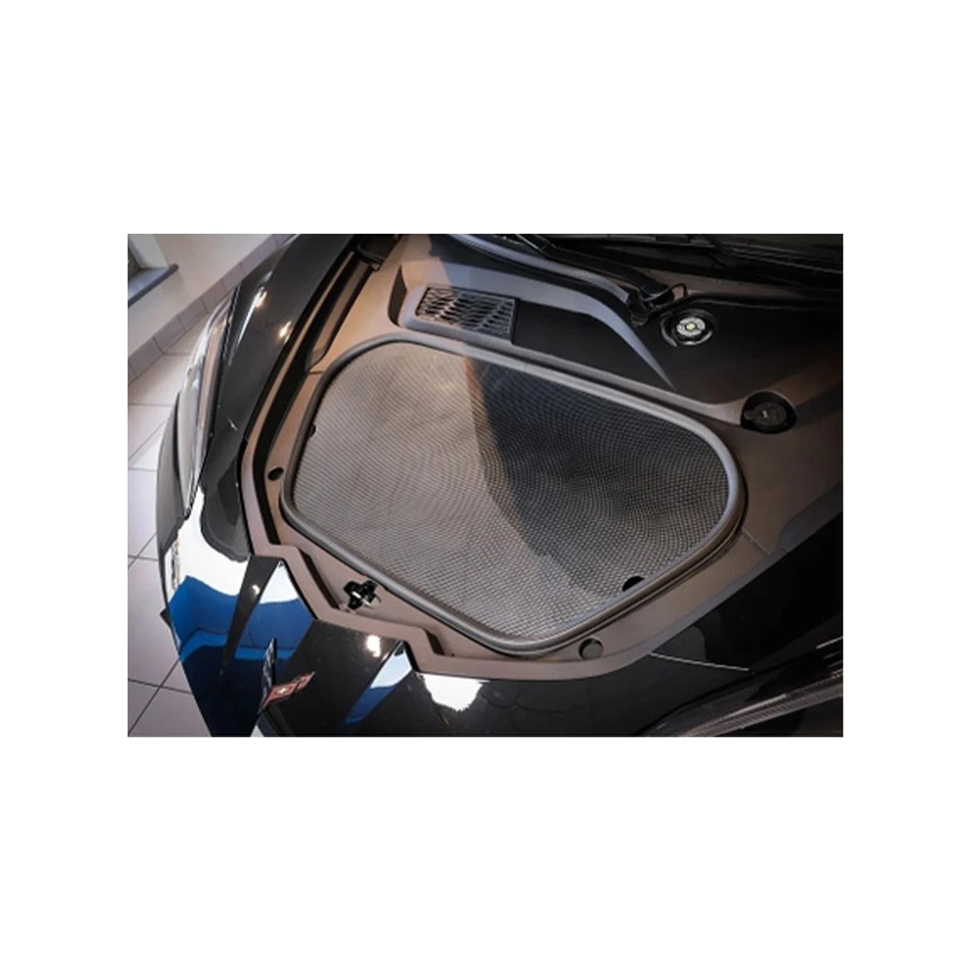 X-4682 Matzwarte afdekking voor het voorvak - Hydro Carbon Fiber 20-26 - Afbeelding 2