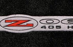 135187 2002-2004 Black Cargo Mat met rode binding met C5 Z06 405HP Logo - Lloyd Design