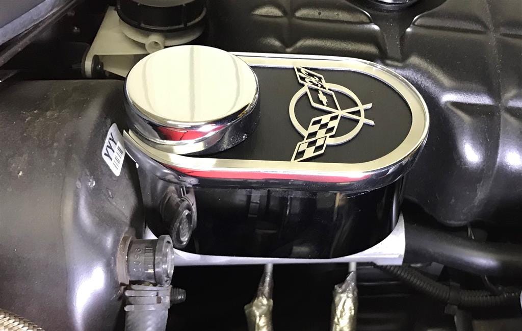 195307 97-04 Chrome Hoofdcilinder Cover - Black C5 Emblem